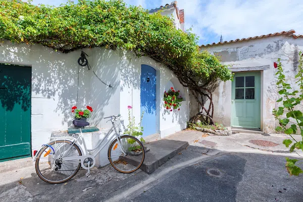 Bicyclette devant une maison fleurie