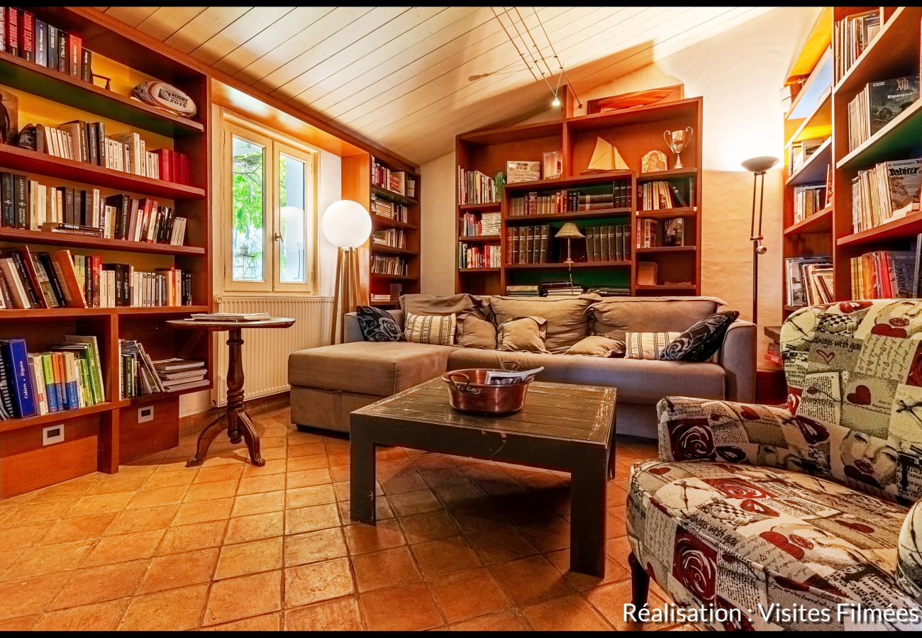 The library with sofa and coffee table at Domaine Foulquier