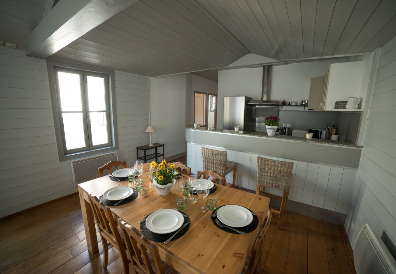 The outbuilding with dining room and fully equipped kitchen