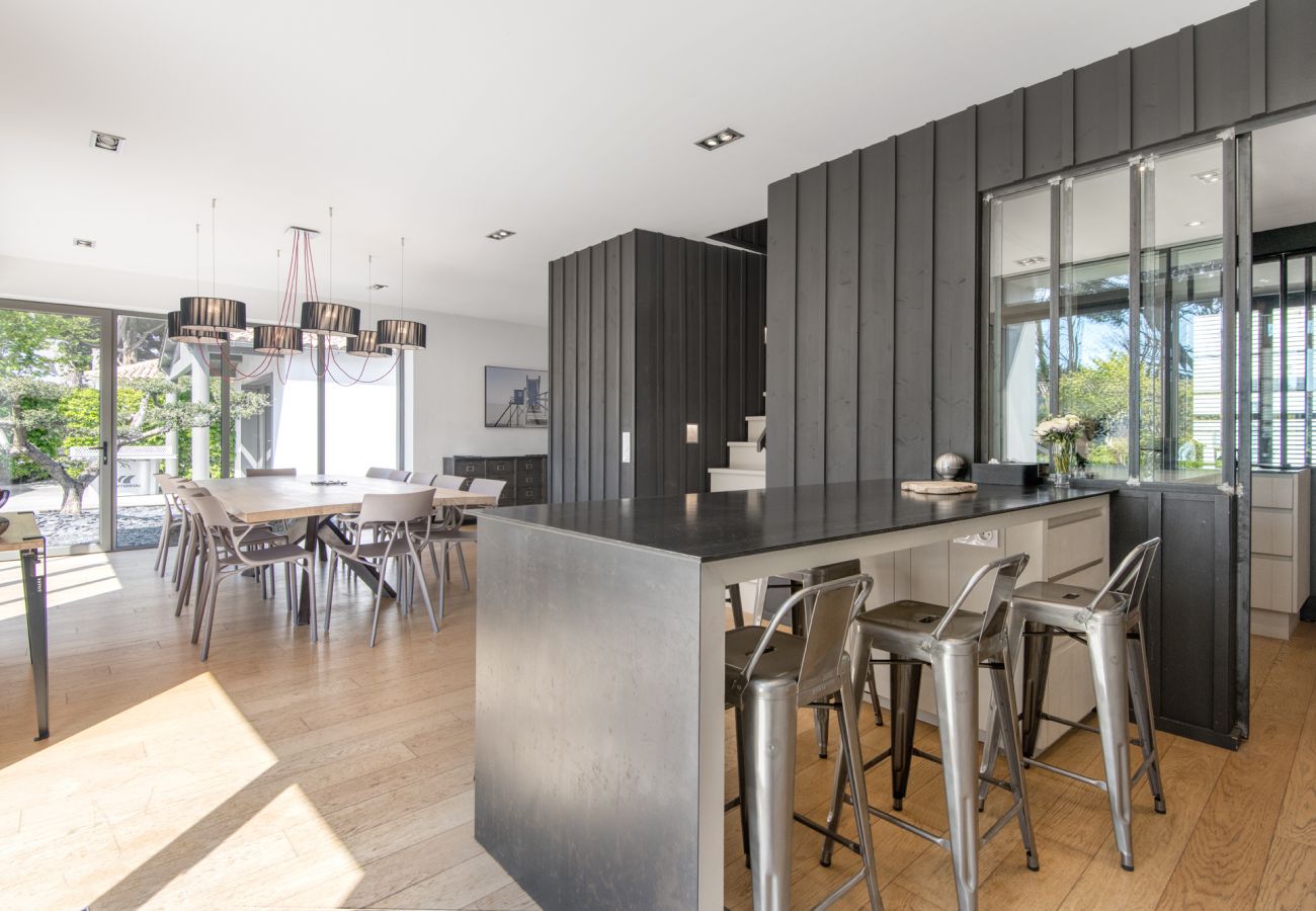 Fully equipped kitchen with access to the dining room 