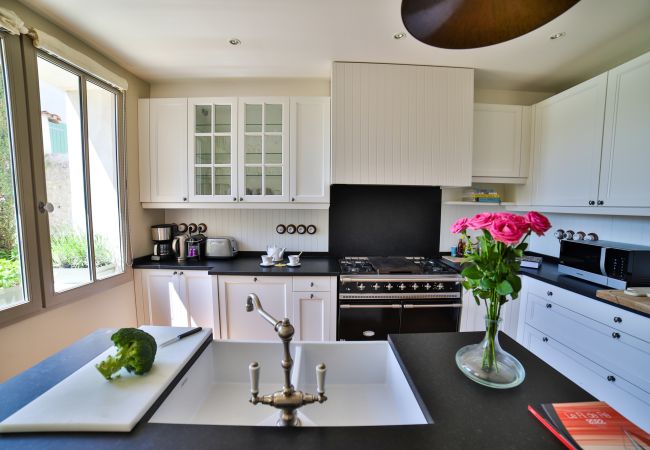 Contemporary style black and white kitchen