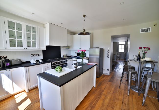 Modern Ile de Ré villa style kitchen