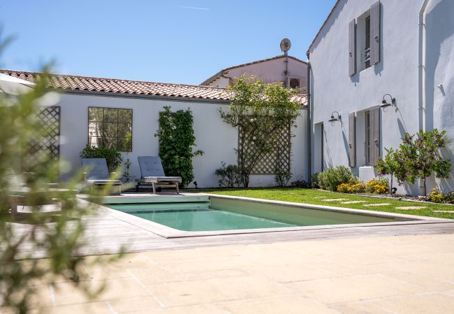 View of the outbuilding, garden and swimming pool