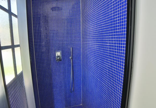 Italian shower with royal blue tiles 