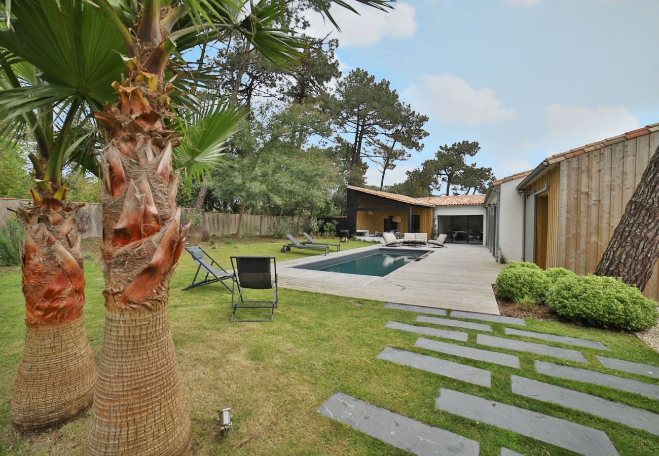 View on sumptuous garden, pool and villa 