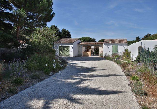 The entrance to the villa 