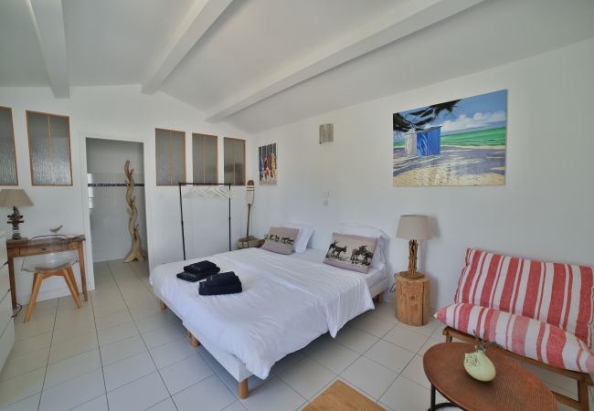 Bedroom with kingsize bed, desk and sitting area