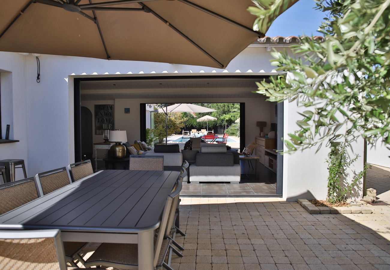 Outdoor dining table with chairs and view of the lounge