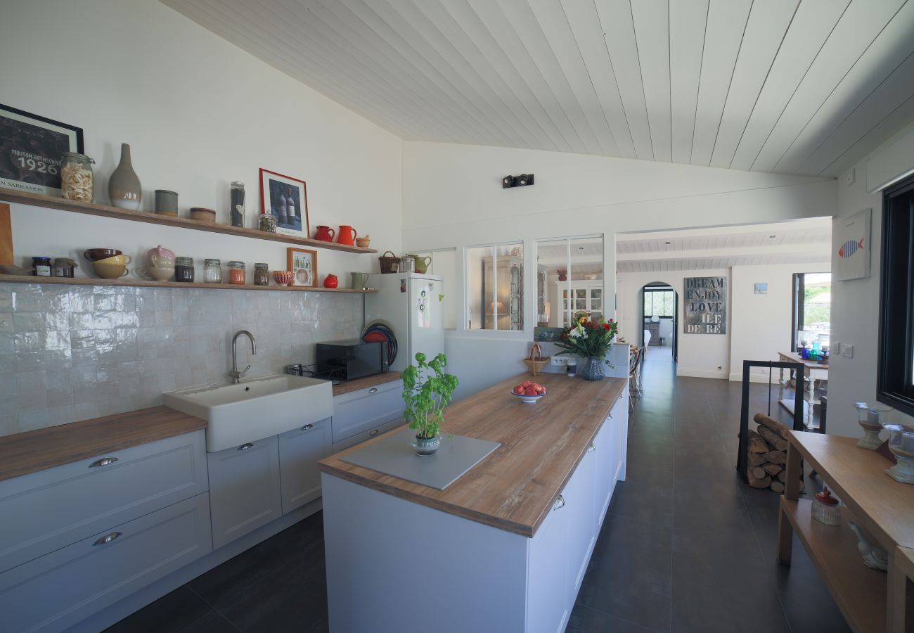 Large and bright kitchen with central island