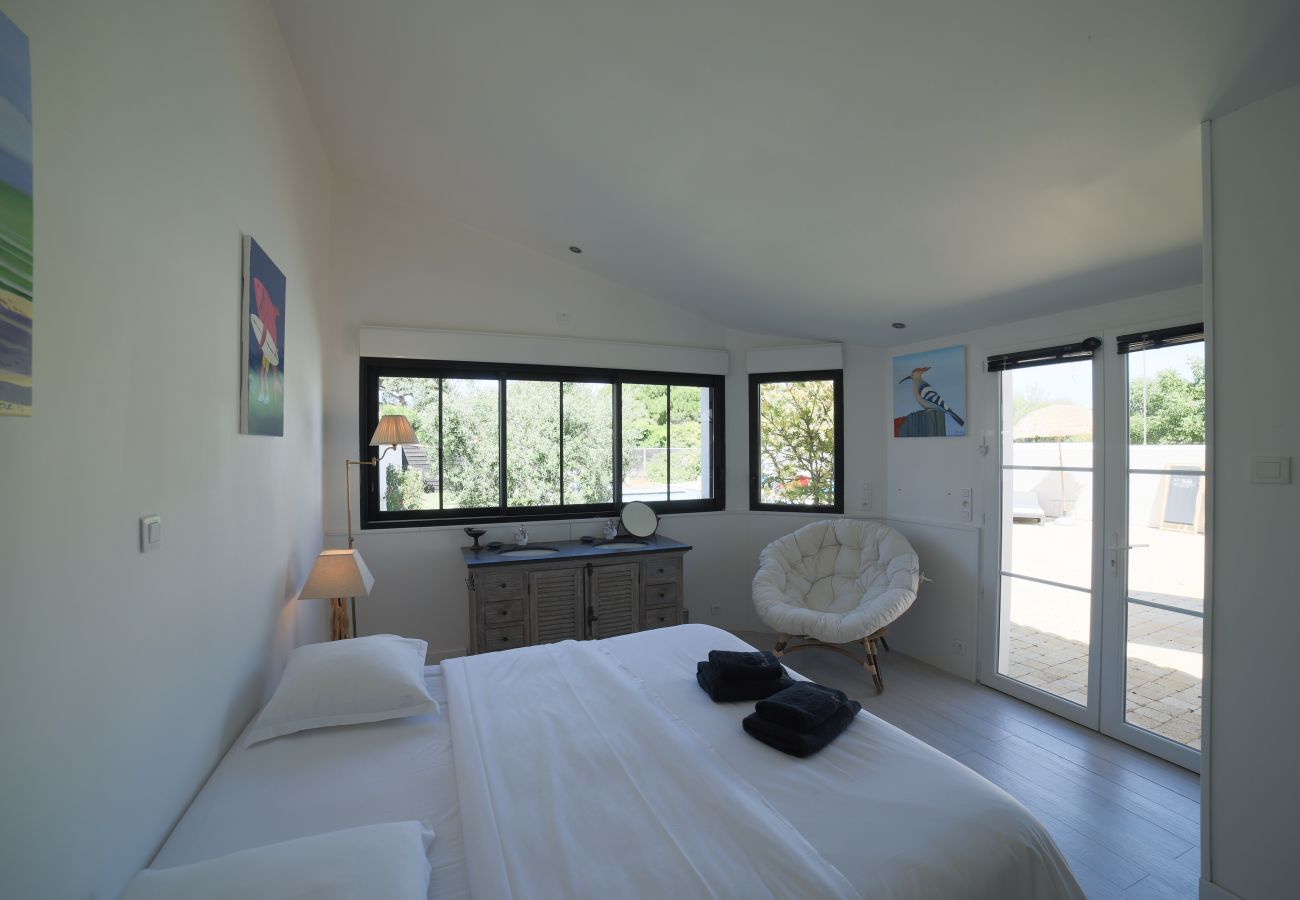 Bedroom with kingsize bed and garden view