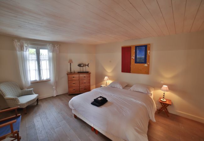 Bedroom with parquet floor and double bed 