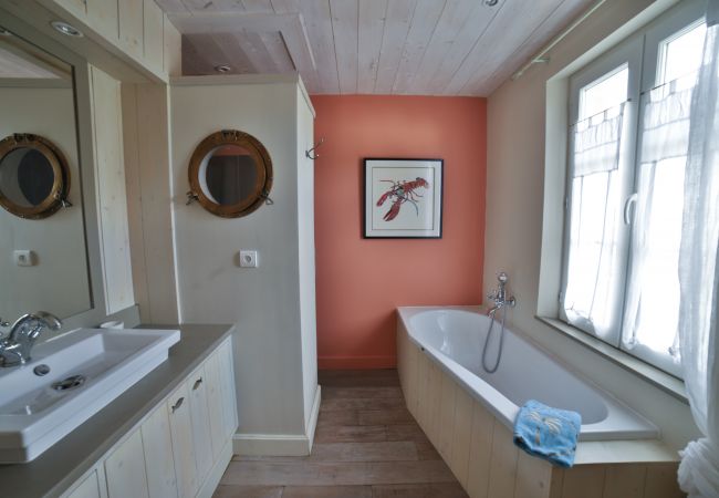 Ensuite bathroom with large bath and double washbasin 