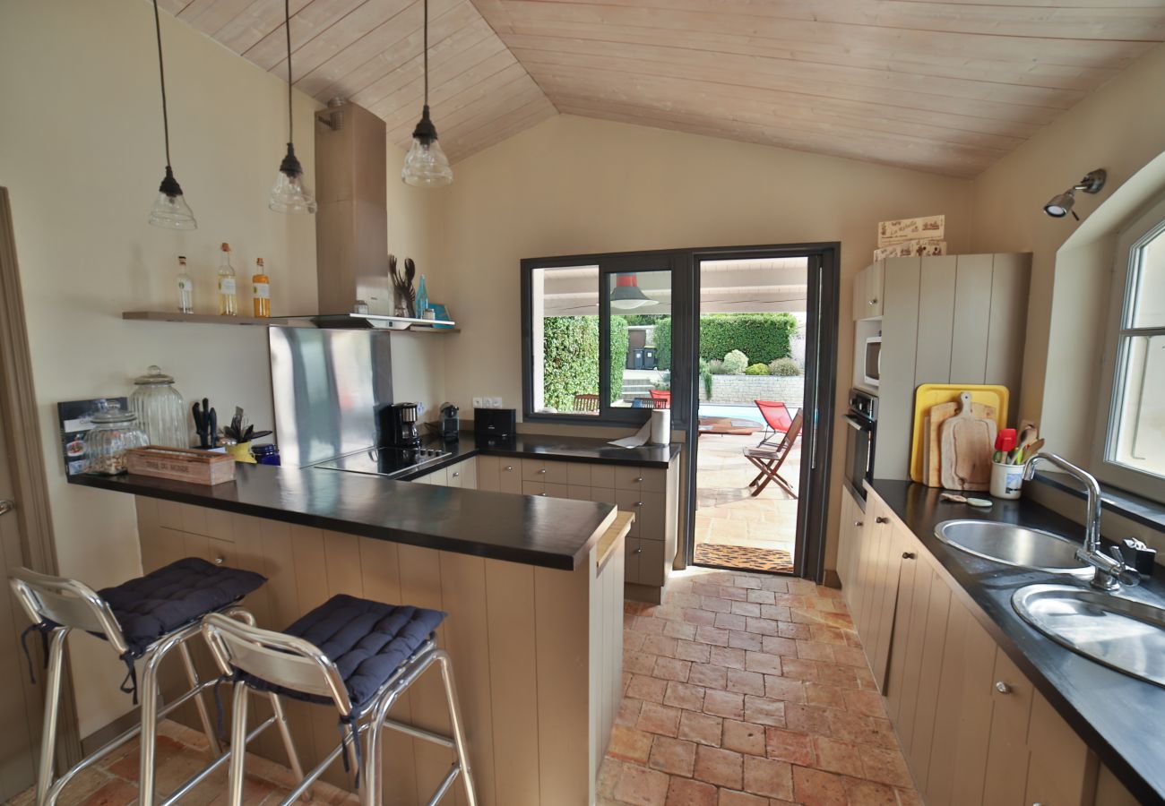 The fully equipped kitchen overlooking the pool