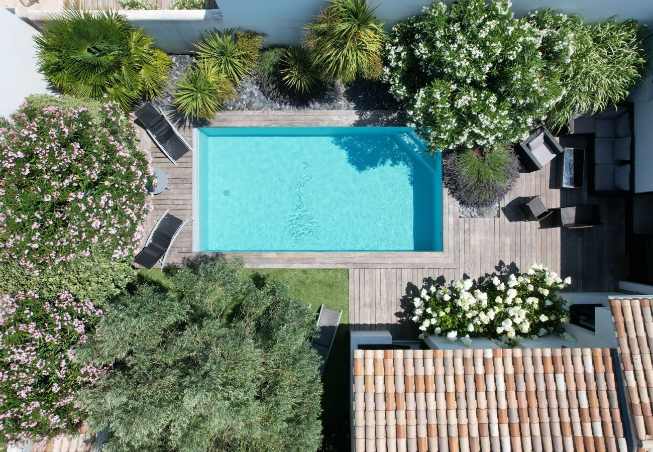 Aerial view of the pool, the garden and the wooden terrace