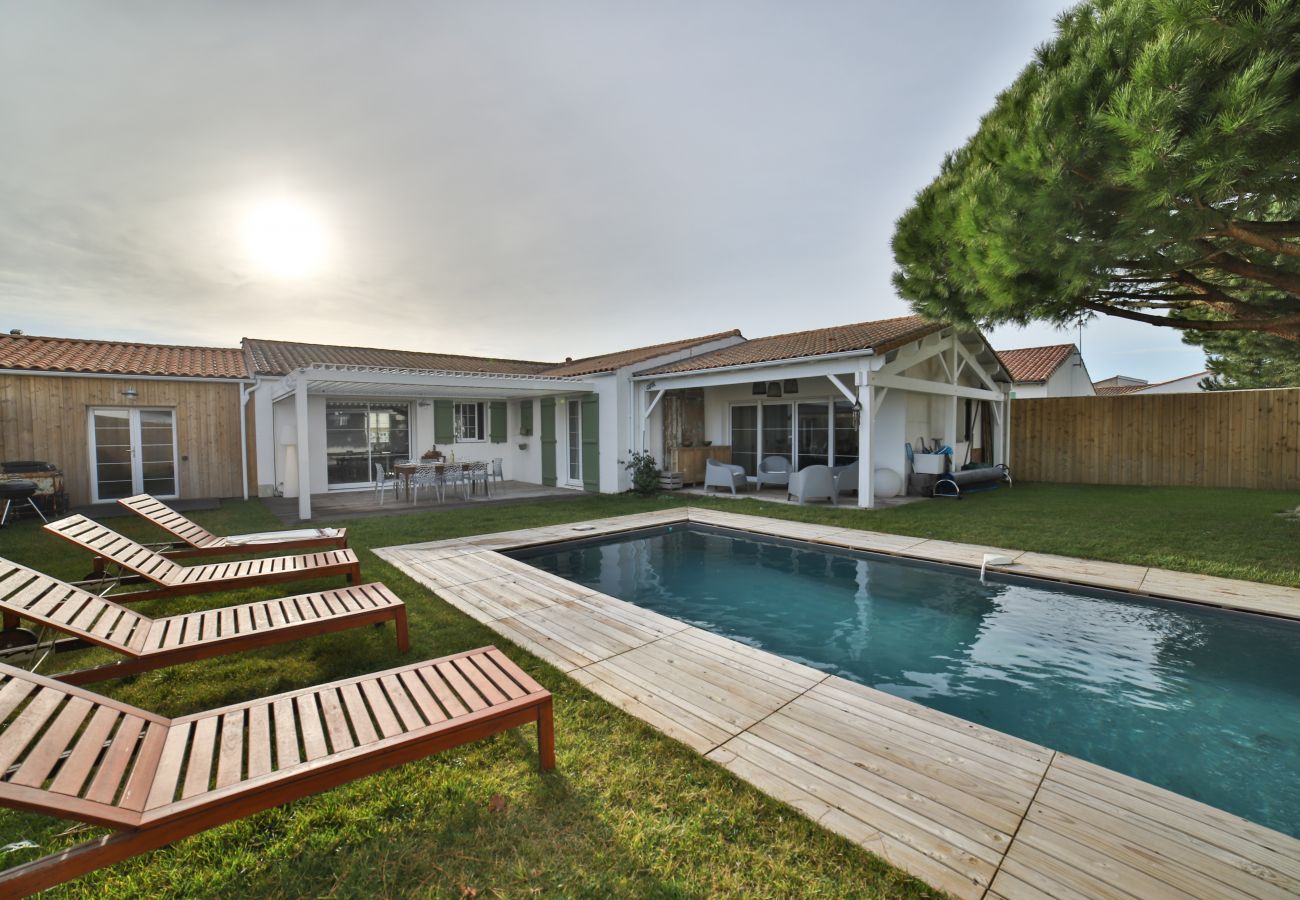 The swimming pool with sun loungers and the terrace 