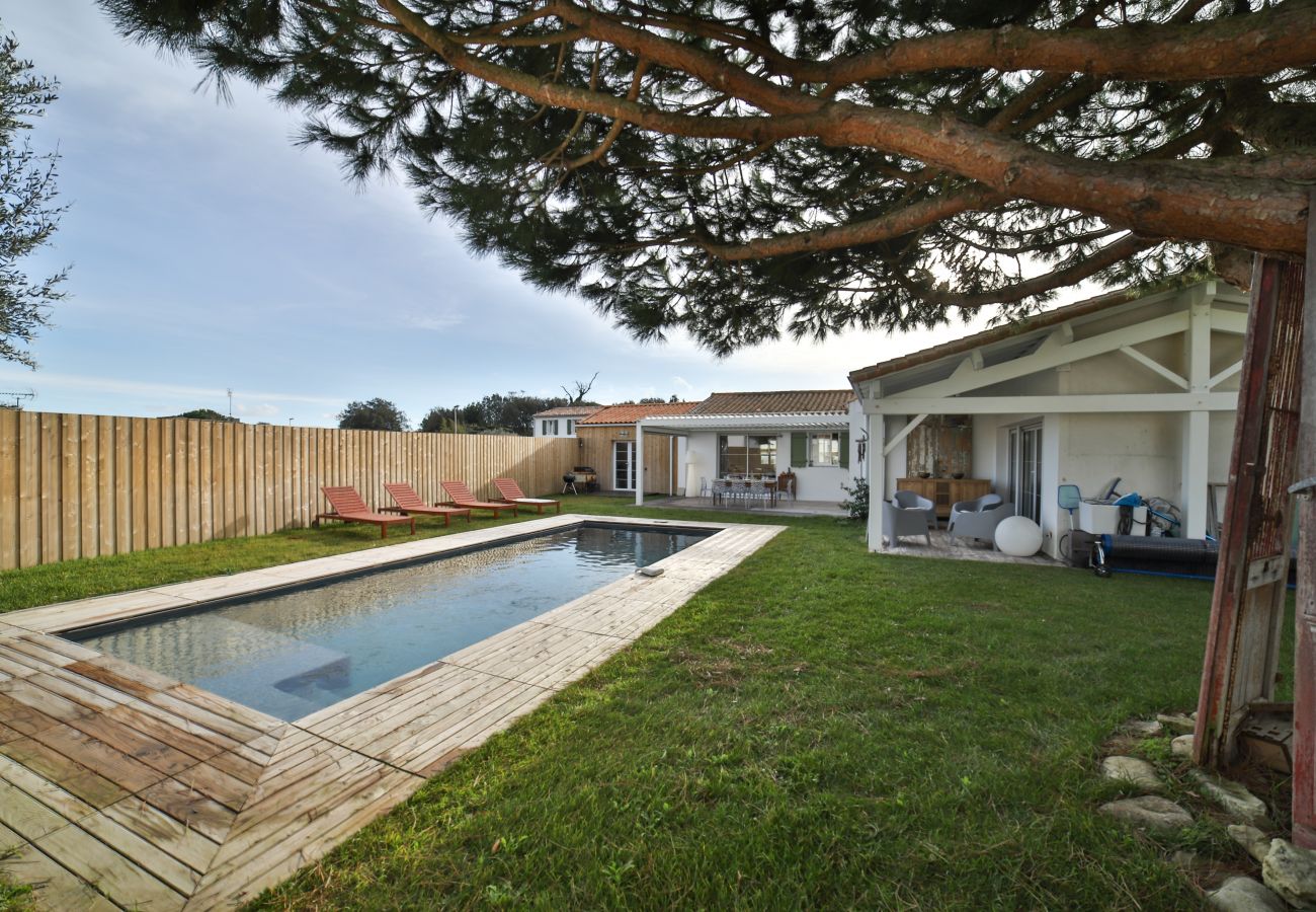 The garden with swimming pool and sun loungers 