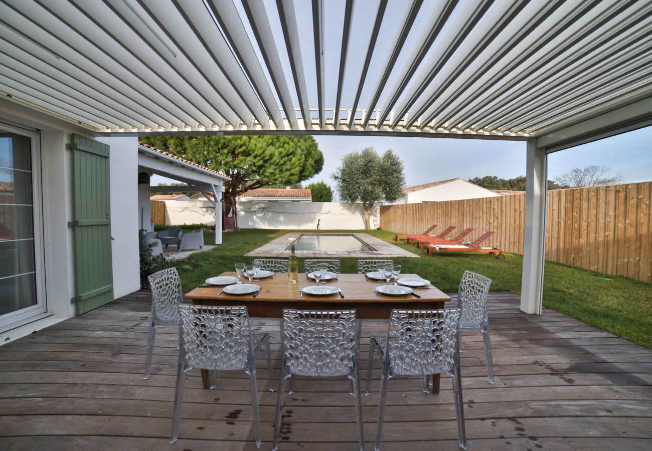 The terrace with large table and chairs and view of the pool 