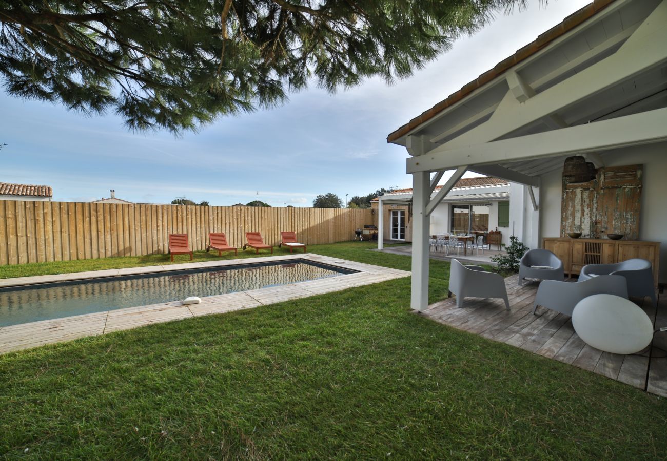 The garden with swimming pool and outdoor lounge