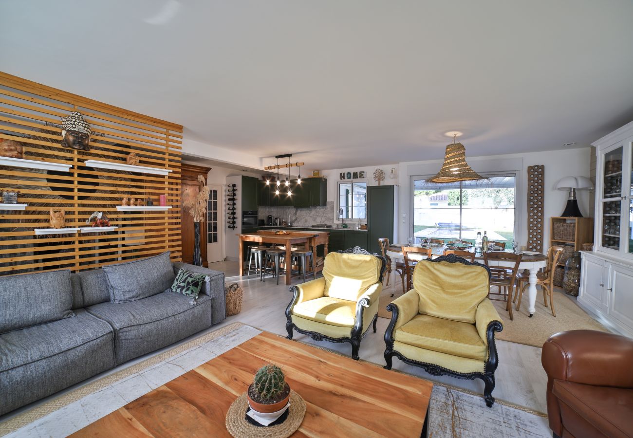 Large living room with sofas, armchairs and coffee table