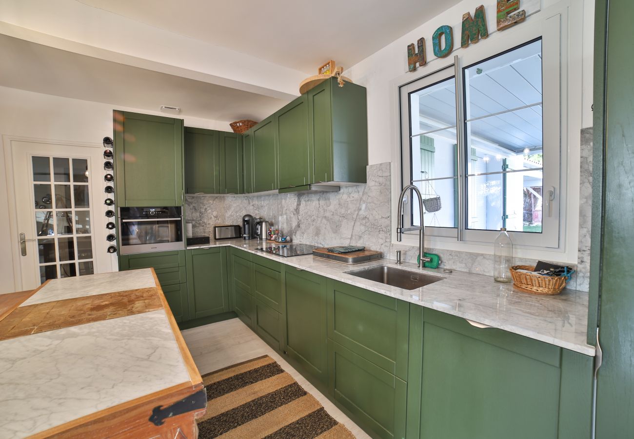 Kitchen with central island