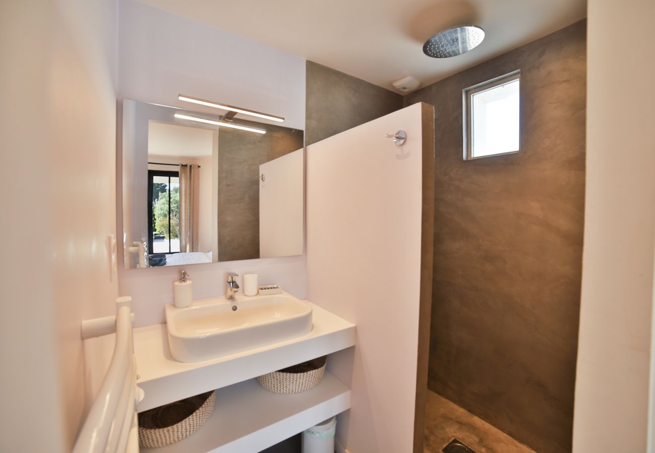 Bathroom with basin and Italian shower