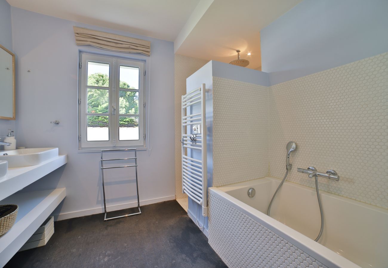 Large bathroom with bath, two basins and Italian shower