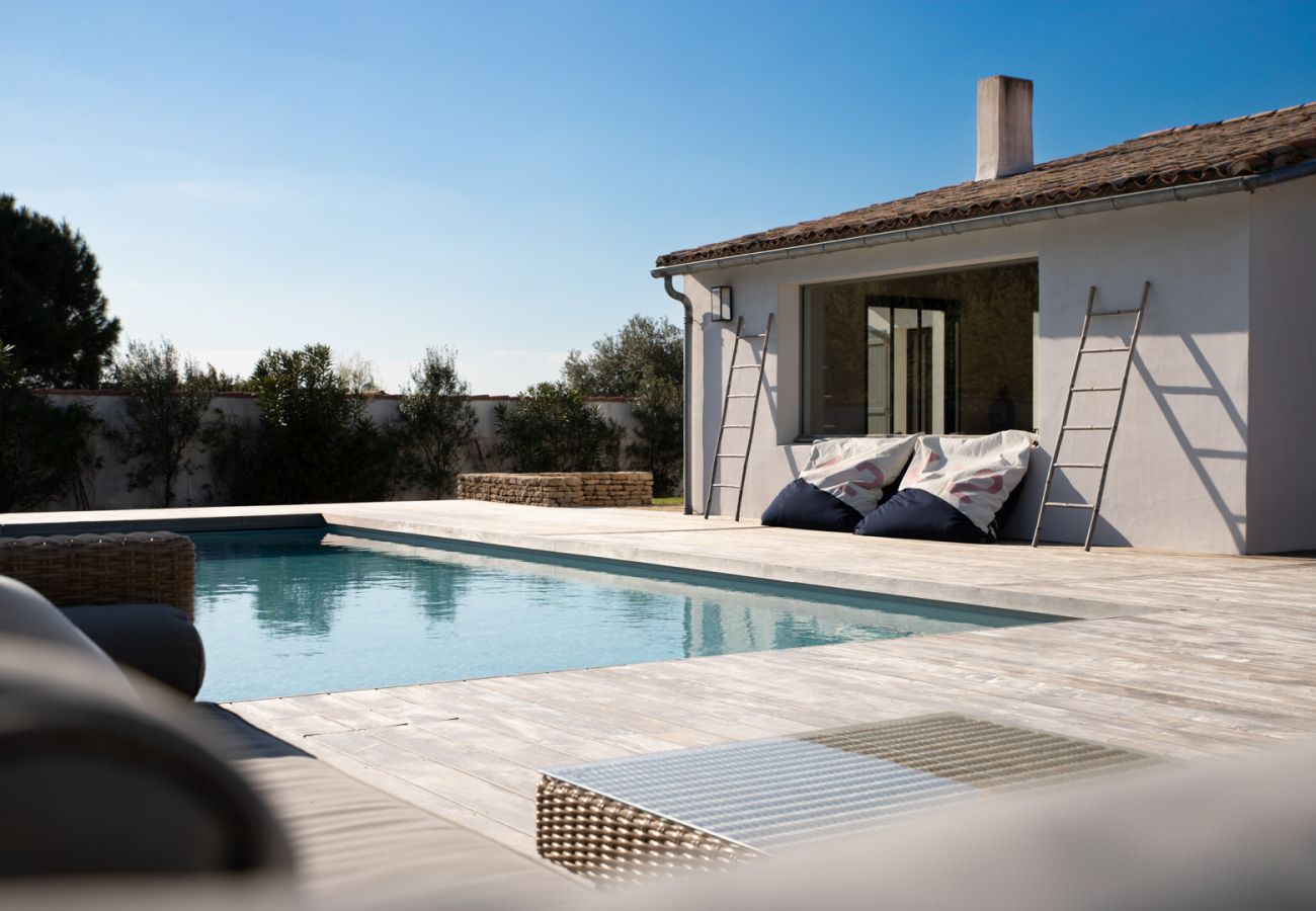 View on the garden, the pool and the house 