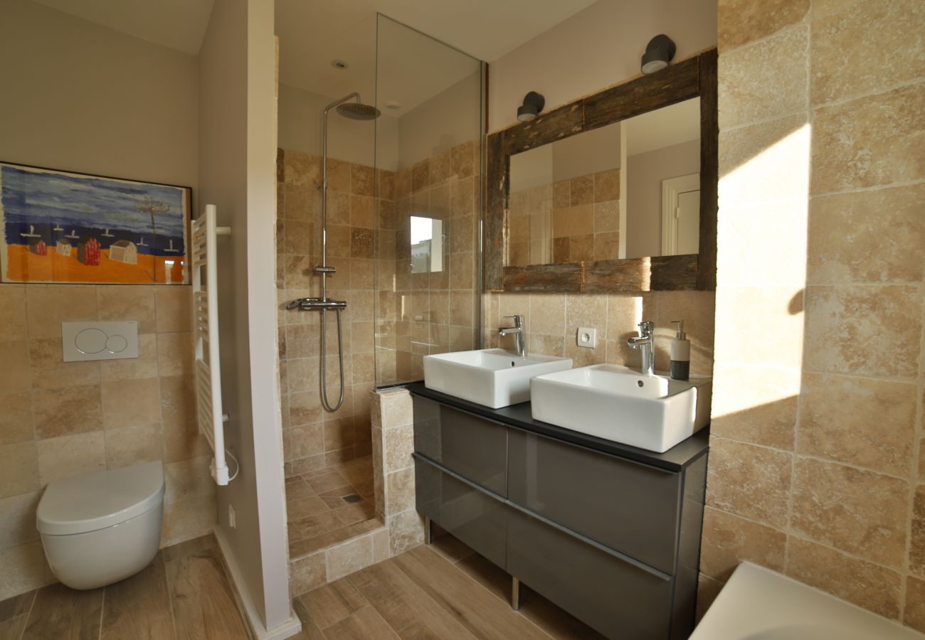 Bathroom with Italian shower, toilet and two basins
