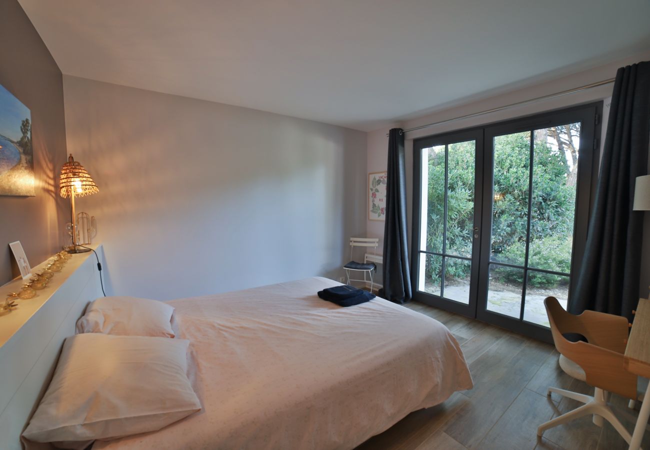 Bedroom with double bed and garden view