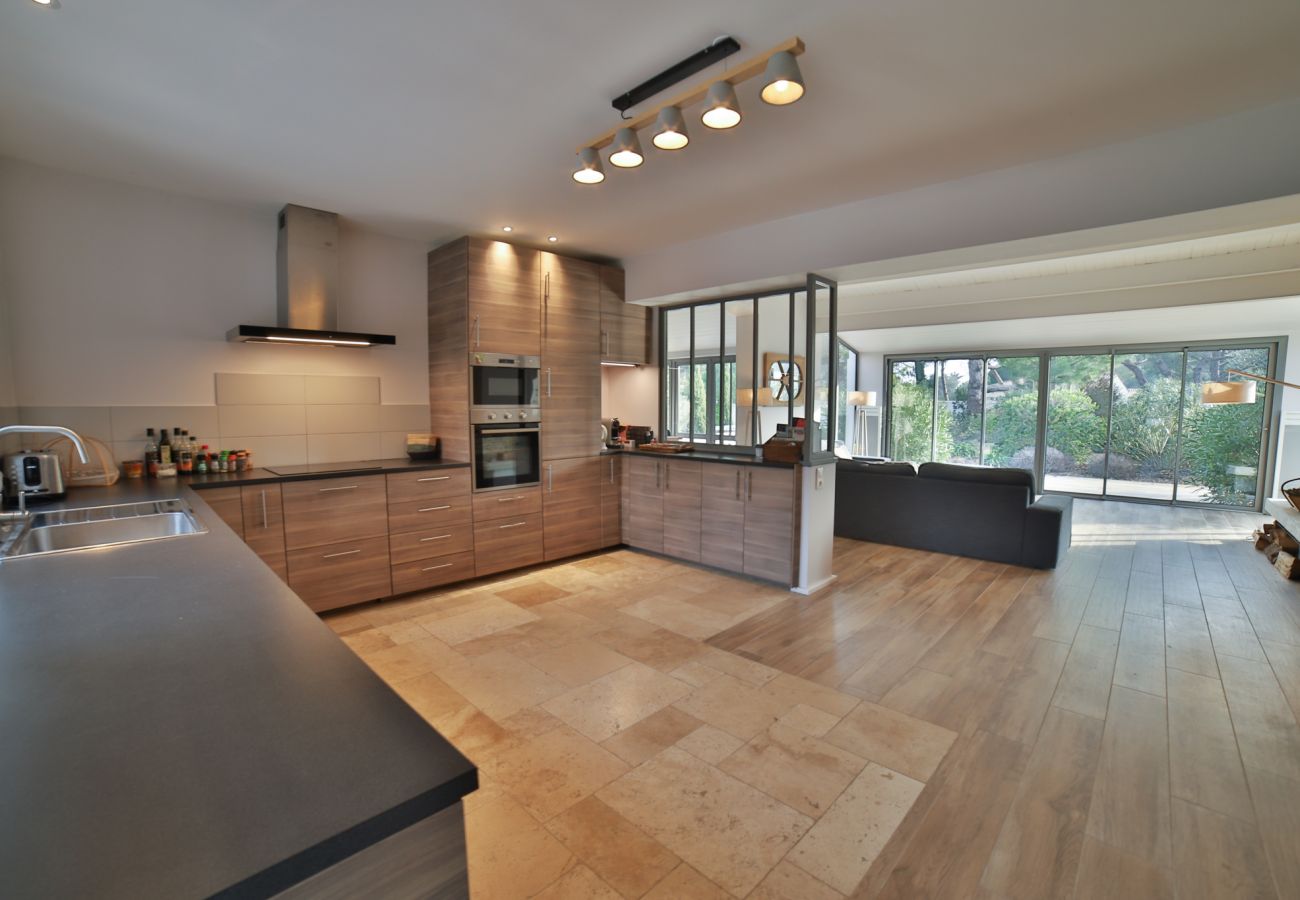 The large, bright and fully equipped kitchen 