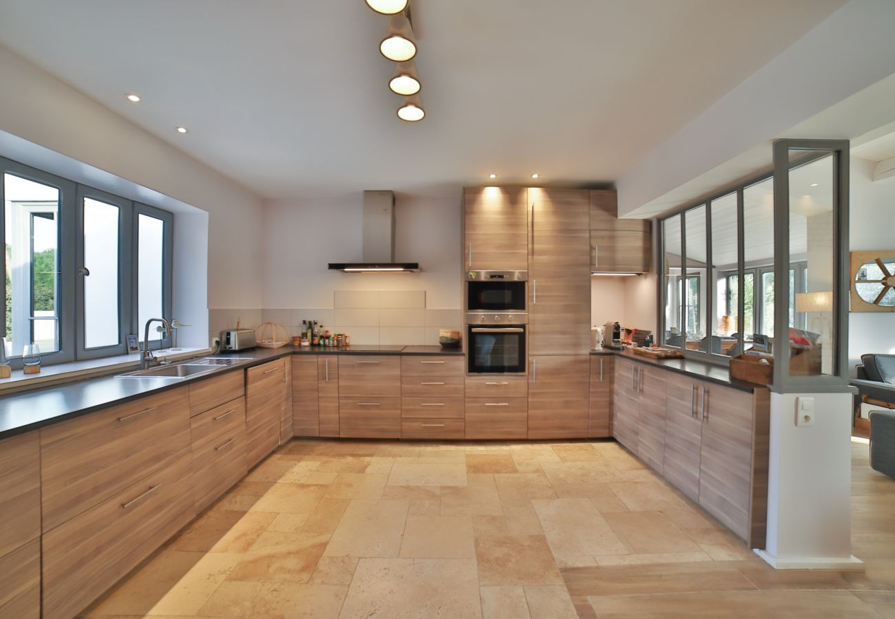 The large, bright and fully equipped kitchen 