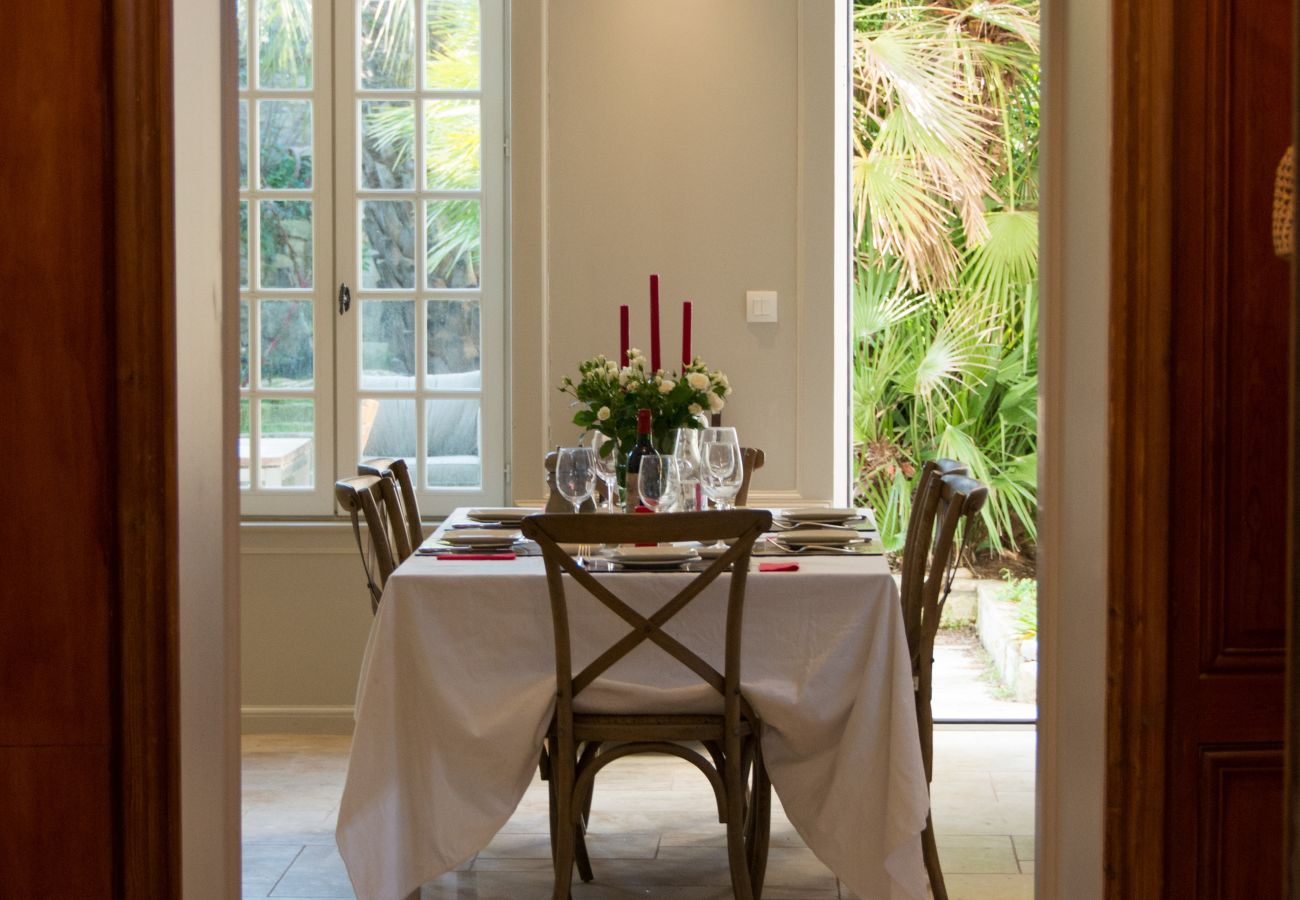 View of the dining room and garden 