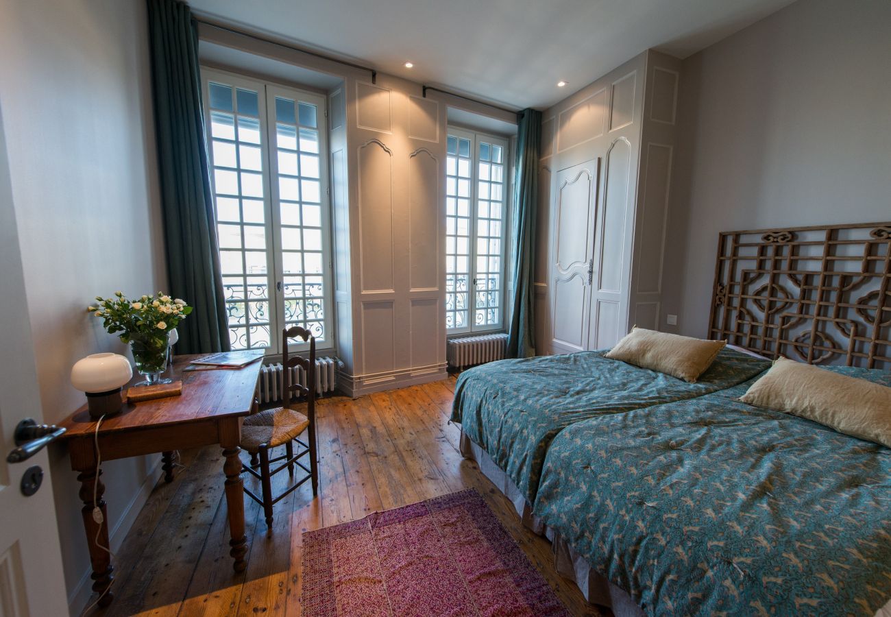 Bedroom with parquet floor and desk