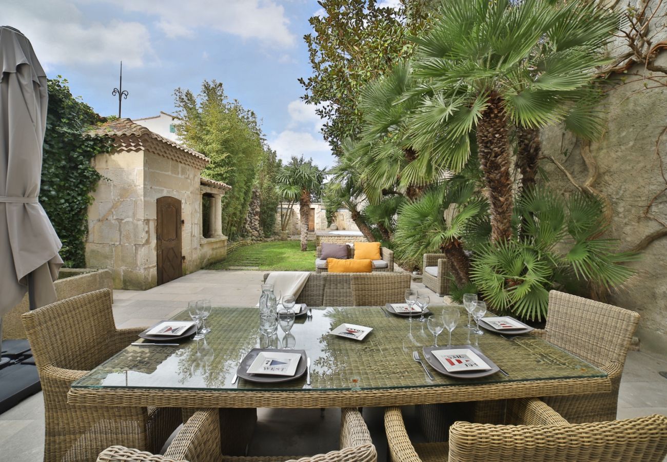 The terrace and garden with large dining table and chairs 