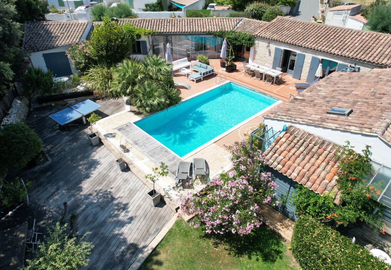 Vue aérienne de la piscine et de la maison du domaine Foulquier à Rivedoux