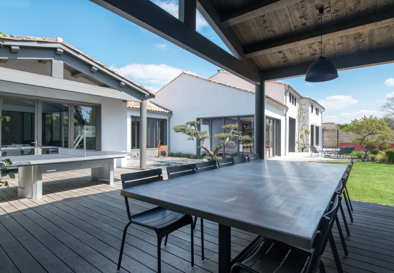 Terrasse en bois avec salon extérieur