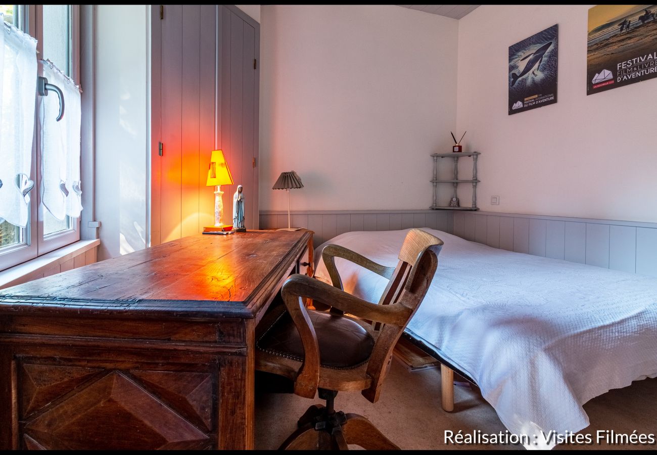 Chambre lumineuse avec lit simple et bureau