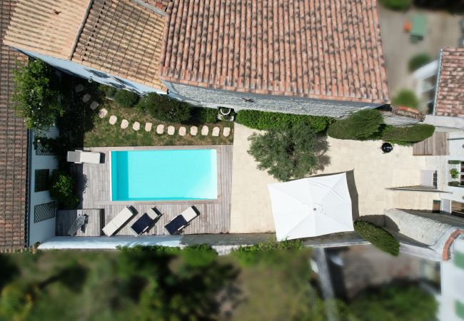 Vue aérienne de la maison, de la terrasse et de la piscine 