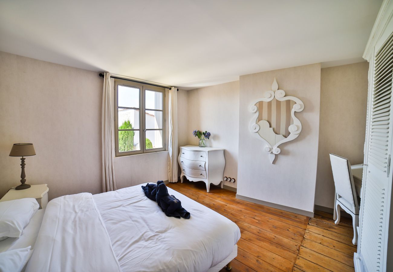Chambre double avec lit kingsize, parquet en bois et miroir 