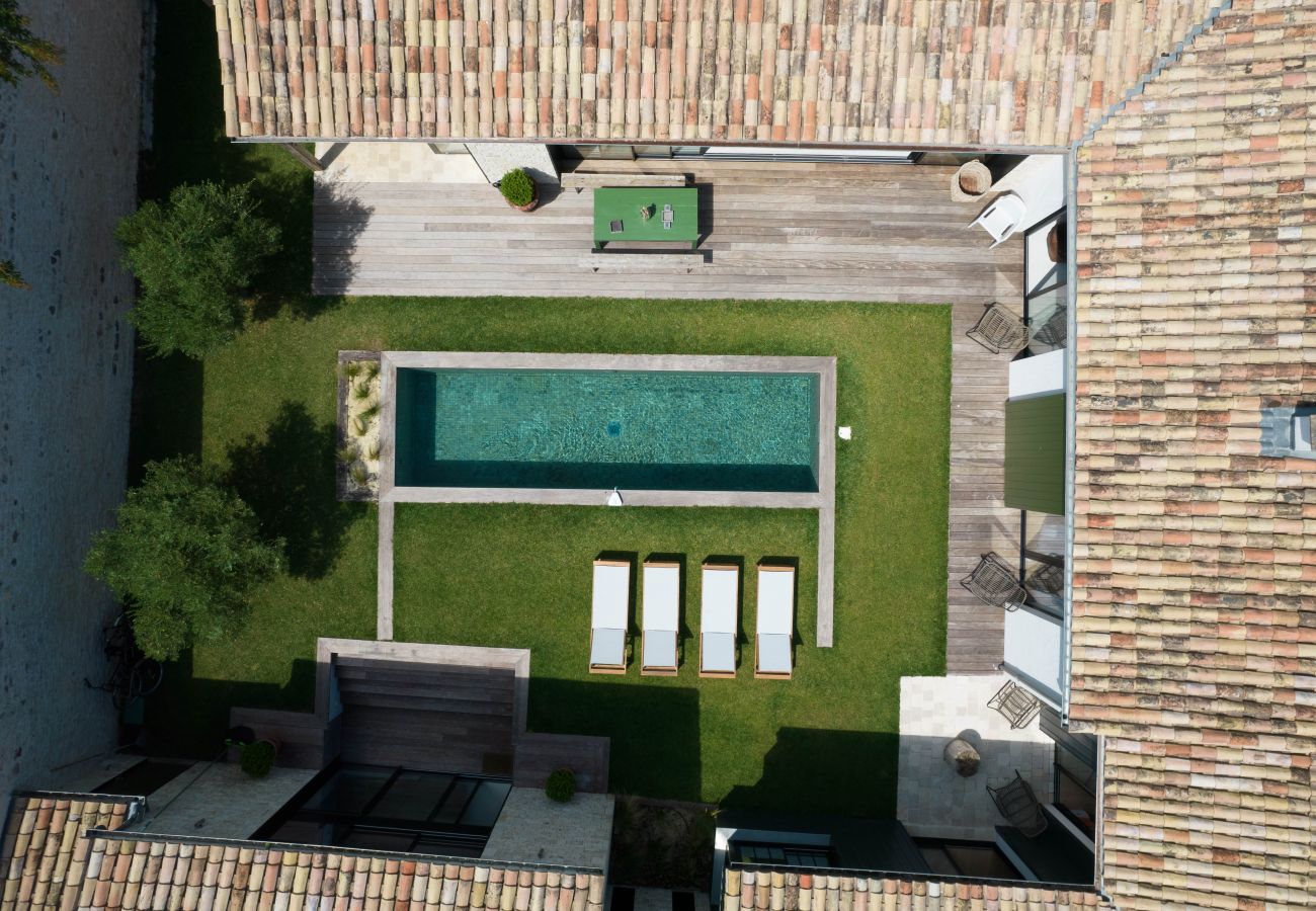 Vue du ciel sur la maison, le jardin et la piscine 