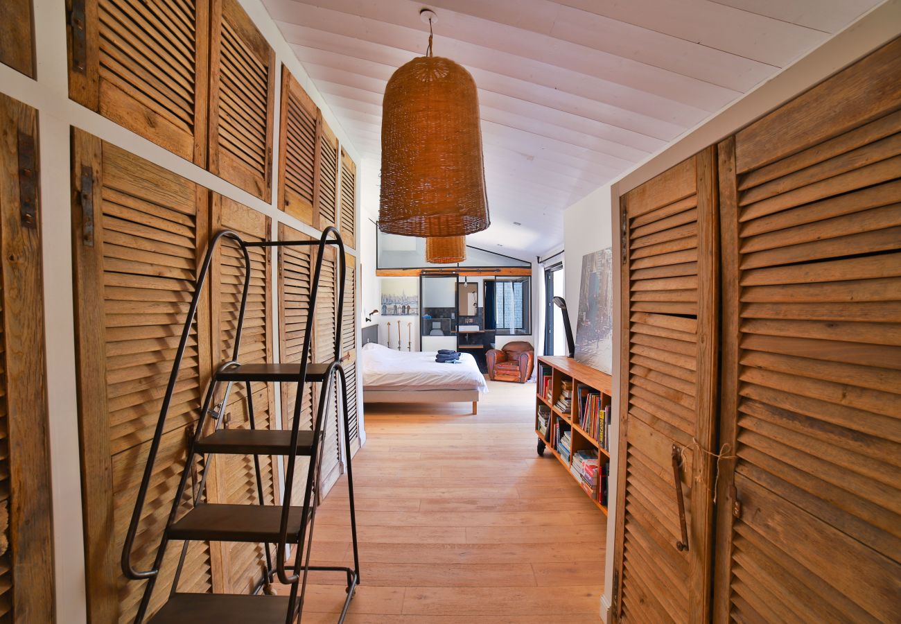 Grand couloir avec armoires en bois intégrées dans le mur