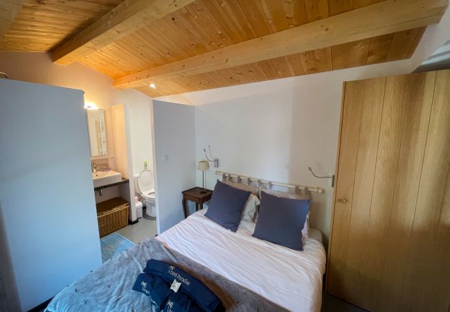 La quatrième chambre à coucher avec lit double et salle de bain 