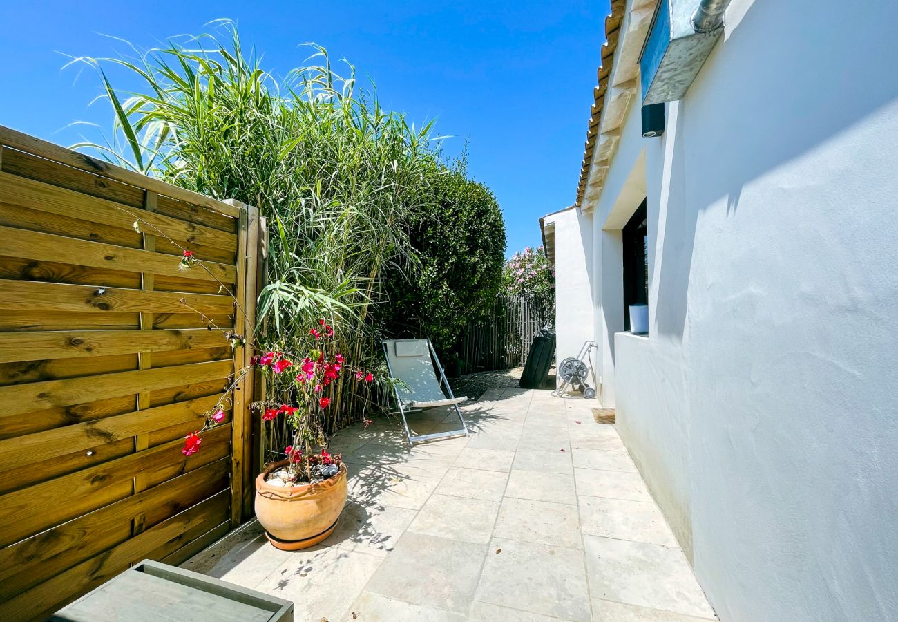 Terrasse ensoleillée devant la dépendance du Domaine Rose Trémière