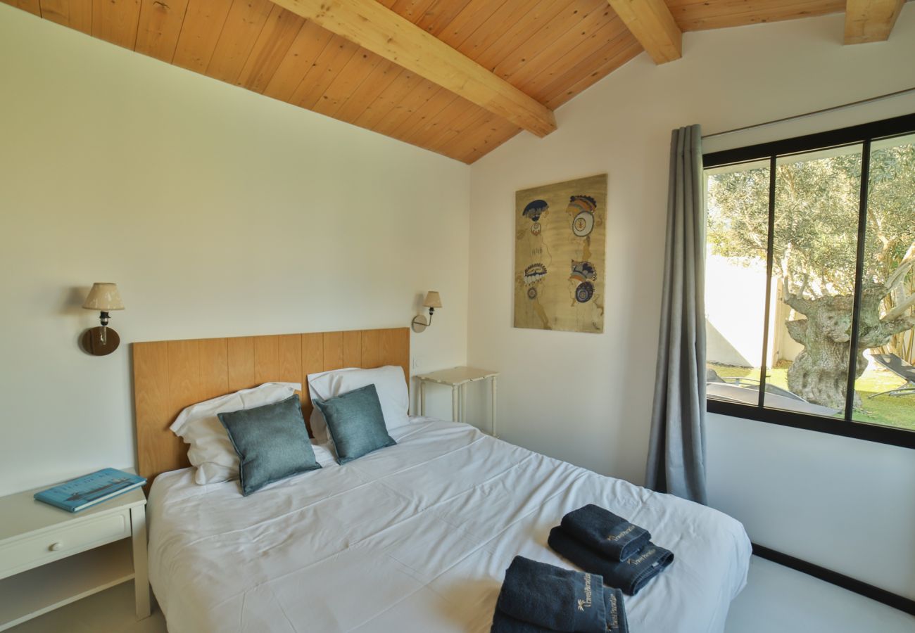 Chambre à coucher avec grand lit double et plafond en bois