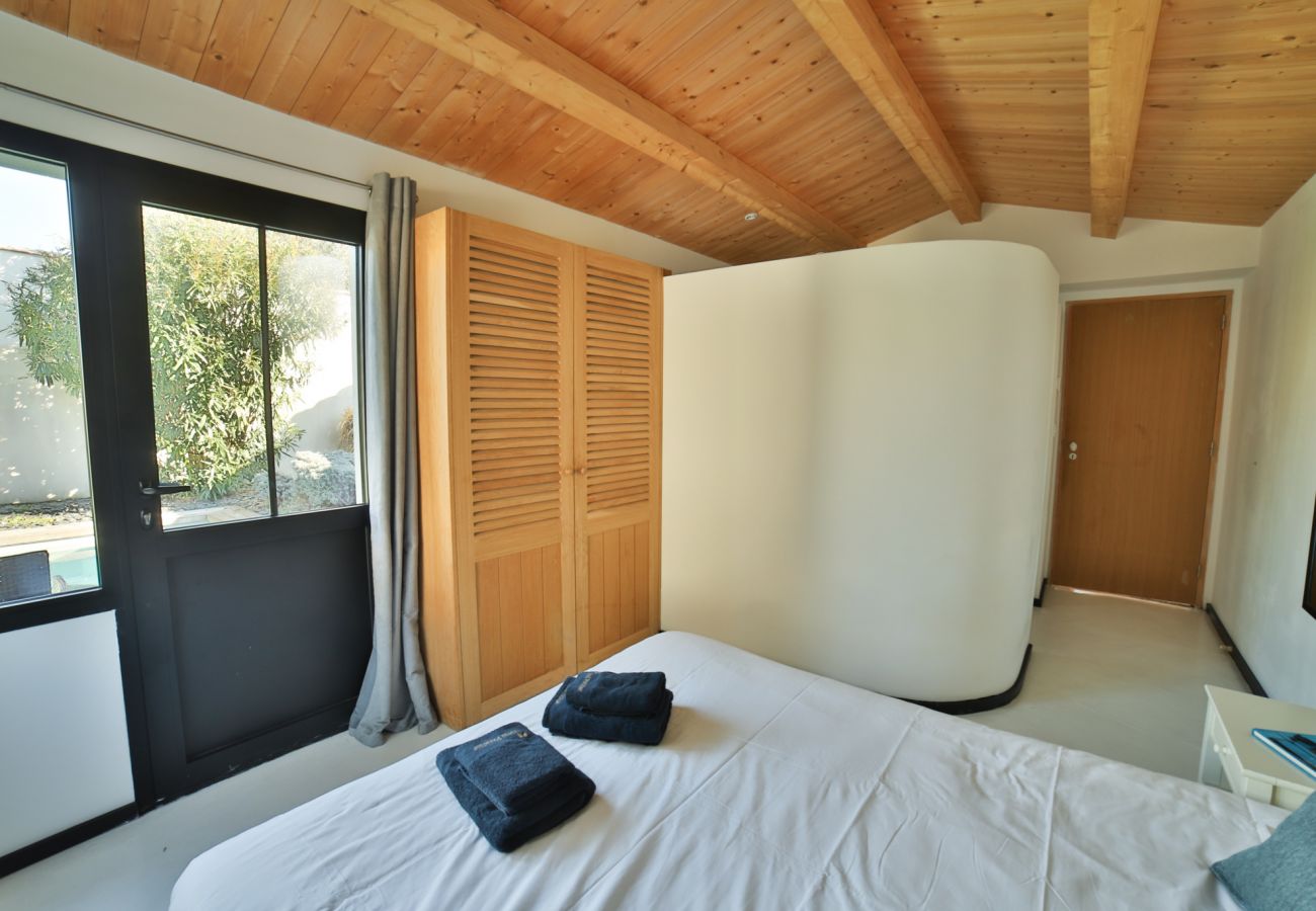 La chambre à coucher avec lit double et vue sur le jardin 