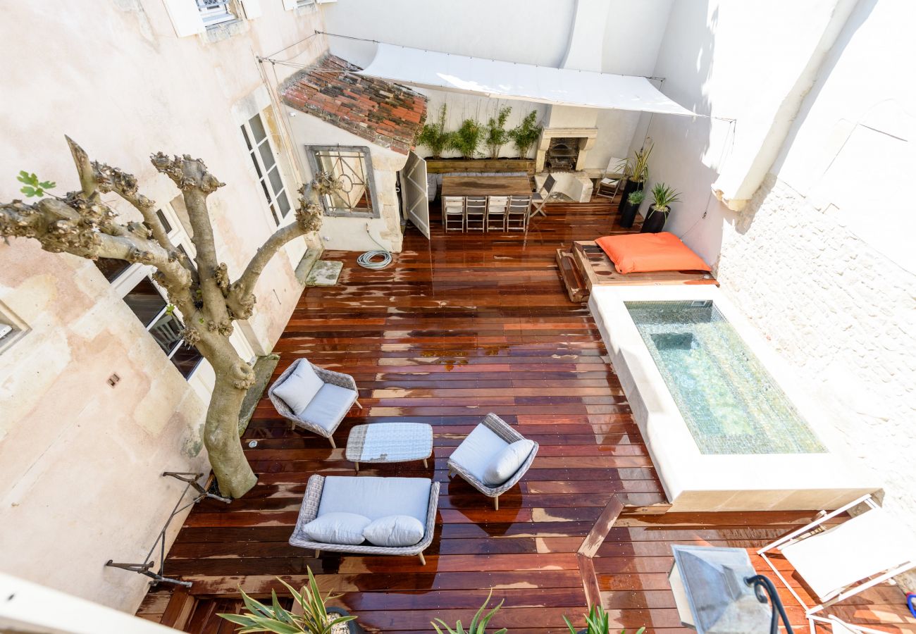 Vue aérienne de la terrasse en bois avec spa et salon extérieur