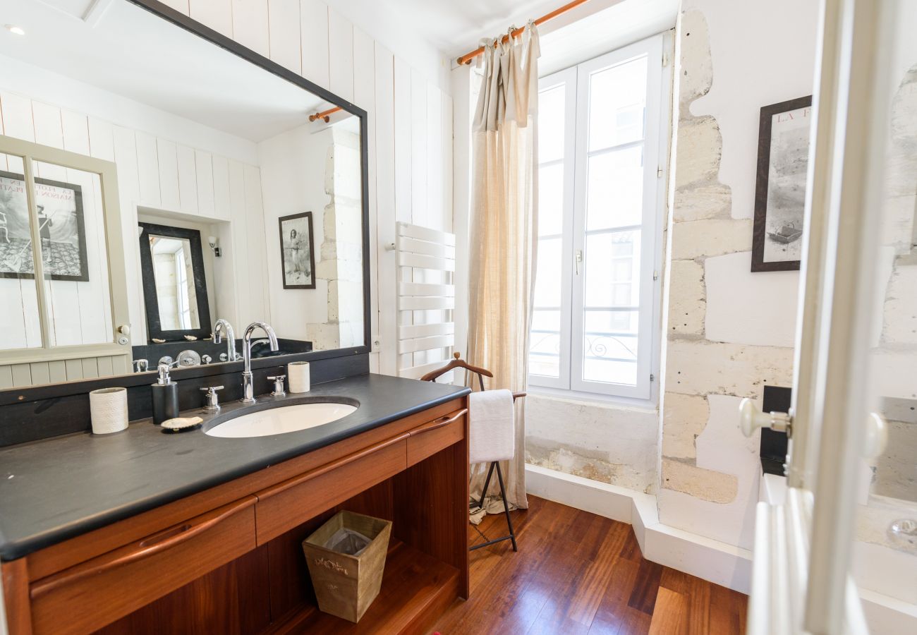 Salle de bain avec grand miroir et vasque 