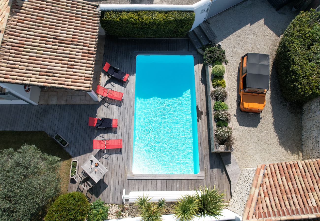 Vue aérienne de la maison, piscine et du jardin