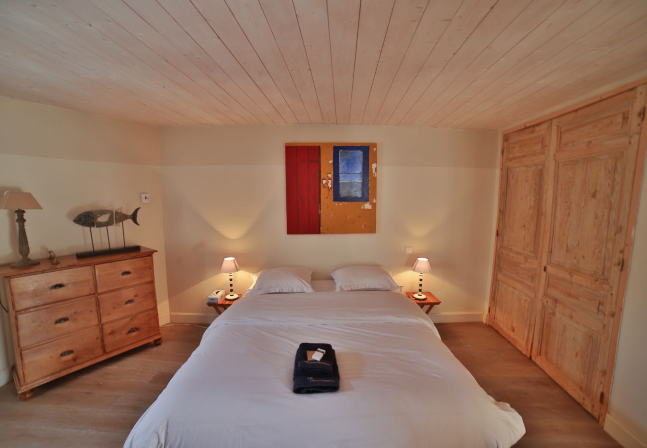 Chambre à coucher avec lit double et commode en bois