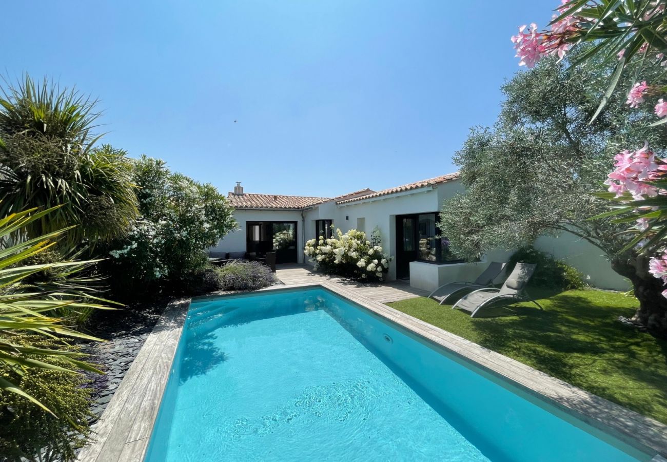 Vue sur la piscine, le jardin et la maison